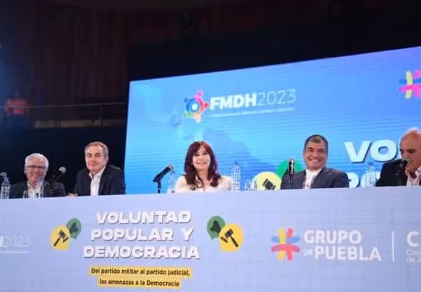 Panel with the former presidents participanting at the Puebla Group meeting in Buenos Aires, Argentina. From left to right, former judge Baltasar Garzon (Spain), Jorge Luis Rodríguez Zapatero (Spain), Cristina Fernández (Argentina), Rafael Correa (Ecuador), and Ernesto Samper (Colombia). Photo: CGLNoticias.