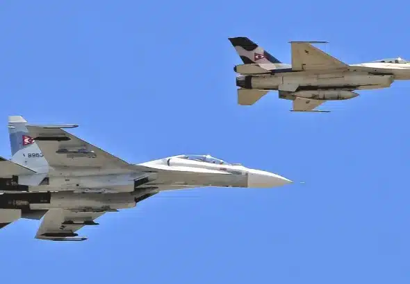 Venezuelan Air Force F-16 (front) and Su-30MK2 (back) during a flyover. Photo: FANB/File photo.