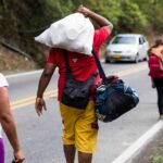 Migrants walking down a highway in Colombia. Photo: Colprensa/File photo.