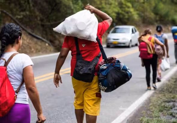Migrants walking down a highway in Colombia. Photo: Colprensa/File photo.