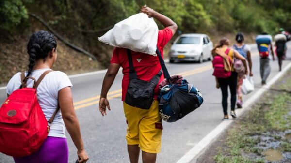 Migrants walking down a highway in Colombia. Photo: Colprensa/File photo.