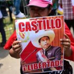 Woman holds a banner with the photo of President Pedro Castillo and the caption “freedom.” Photo: Kawsachun News.