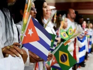 Doctors holding small Cuban and Brazilian flags. Photo: CubaNet/File photo.