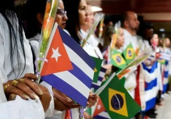 Doctors holding small Cuban and Brazilian flags. Photo: CubaNet/File photo.