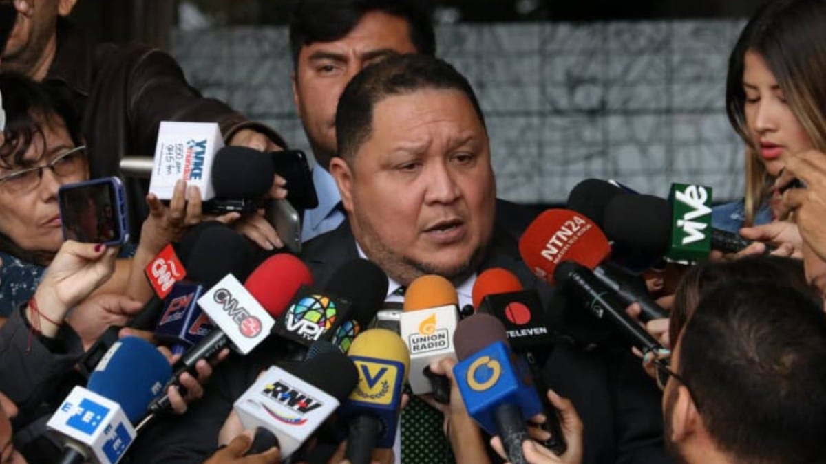 Venezuelan opposition deputy José Brito talking to reporters. Photo: El Nacional/File photo.