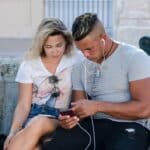 A couple uses a mobile phone to surf the internet in Havana. Photo: Kaloian/Archive.