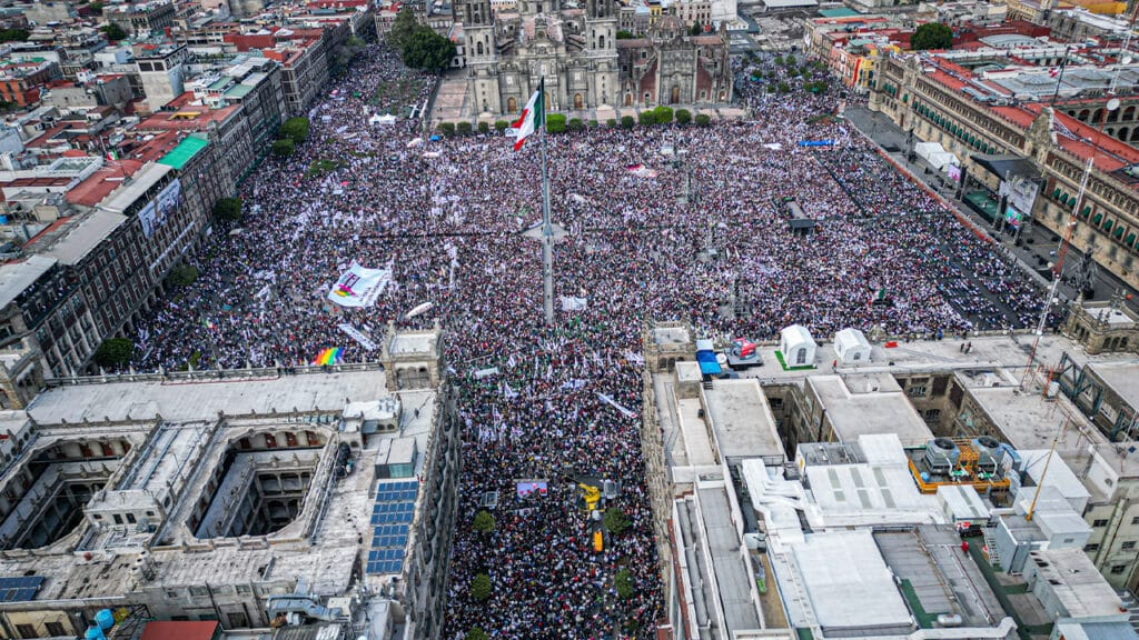 The Plaza de la Constitución, the main square in Mexico City, packed with AMLO supporters, March 18, 2023. Photo: Plumas Atómicas.