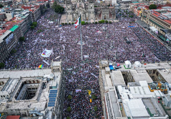 The Plaza de la Constitución, the main square in Mexico City, packed with AMLO supporters, March 18, 2023. Photo: Plumas Atómicas.
