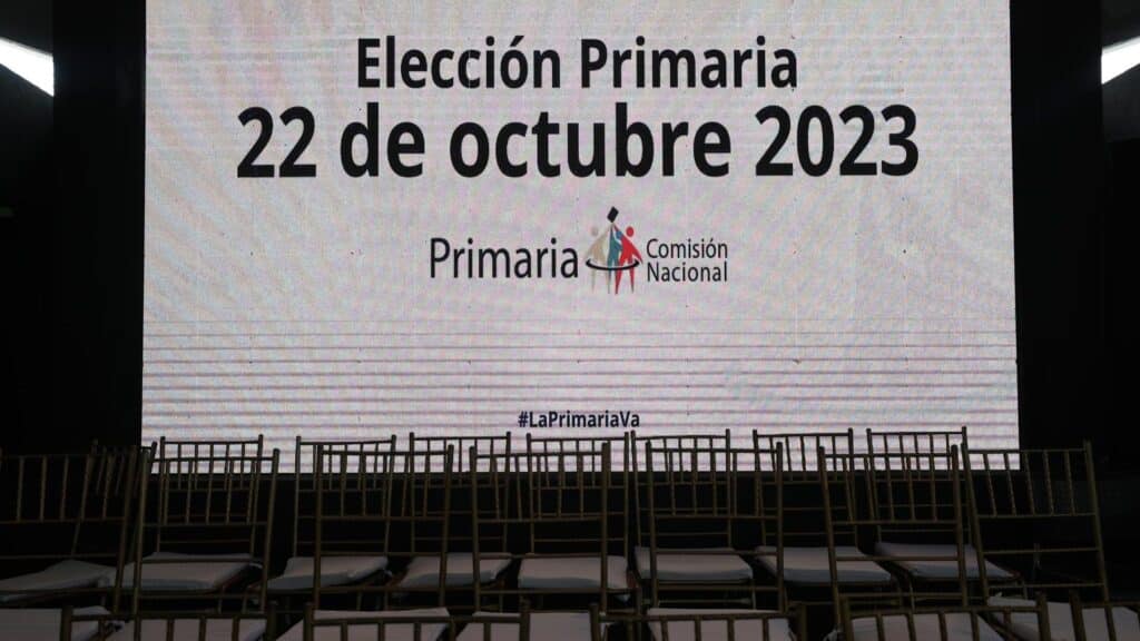 Empty room with chairs and a slide projected in the background and the caption: "Primary Elections, October 22, 2023." Photo: NTN24.