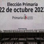 Empty room with chairs and a slide projected in the background and the caption: "Primary Elections, October 22, 2023." Photo: NTN24.
