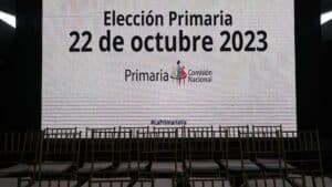 Empty room with chairs and a slide projected in the background and the caption: "Primary Elections, October 22, 2023." Photo: NTN24.