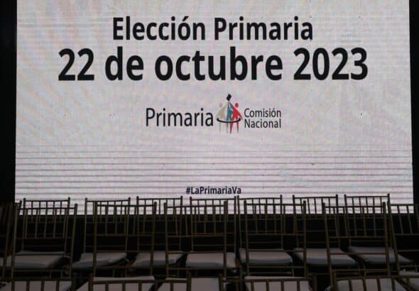 Empty room with chairs and a slide projected in the background and the caption: "Primary Elections, October 22, 2023." Photo: NTN24.