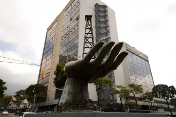 A sculpture of a hand holding an oil well stands outside the state company Petróleos de Venezuela SA (PDVSA) headquarters in Caracas, Venezuela, Tuesday, March 21, 2023. Photo: Ariana Cubillos/AP.