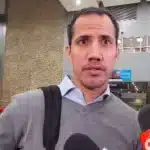 Former Venezuelan deputy Juan Guaidó minutes after arriving in Miami, while being interviewed by a few news outlets that received him, this Tuesday, April 25, 2023. Photo: CiberCuba.