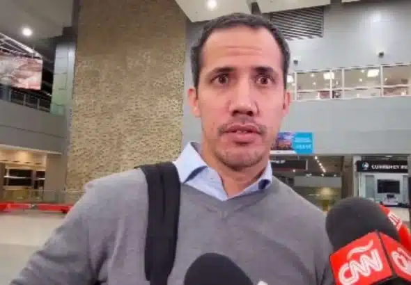 Former Venezuelan deputy Juan Guaidó minutes after arriving in Miami, while being interviewed by a few news outlets that received him, this Tuesday, April 25, 2023. Photo: CiberCuba.