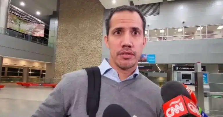 Former Venezuelan deputy Juan Guaidó minutes after arriving in Miami, while being interviewed by a few news outlets that received him, this Tuesday, April 25, 2023. Photo: CiberCuba.