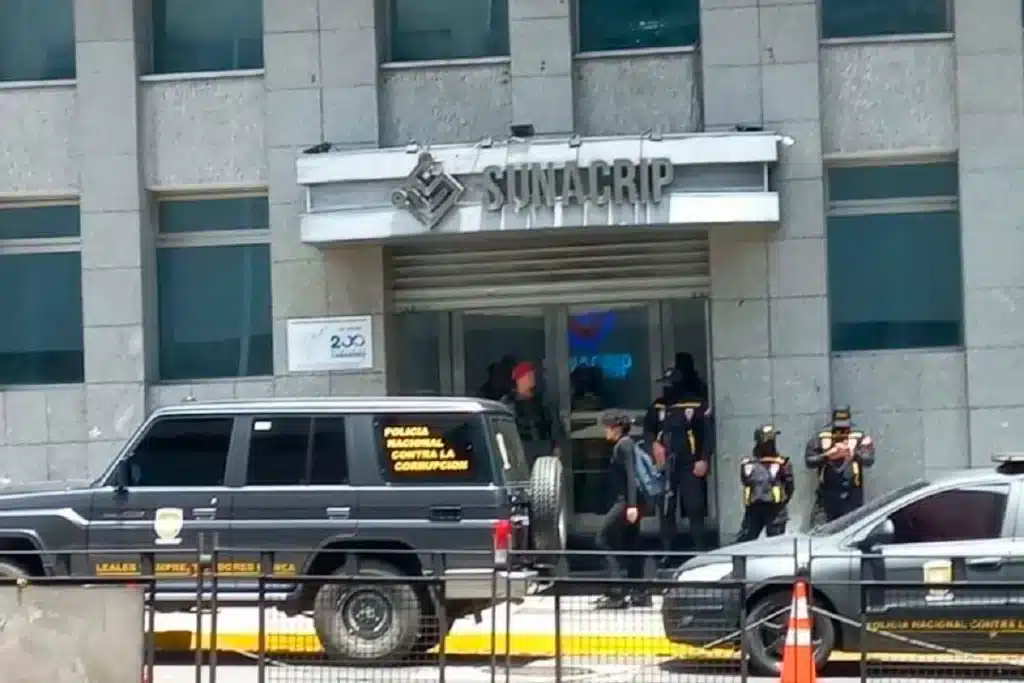 Venezuela's National Anti-Corruption Police patrols parked in front of the headquarters of Sunacrip. Photo: El Carabobeño/File photo.