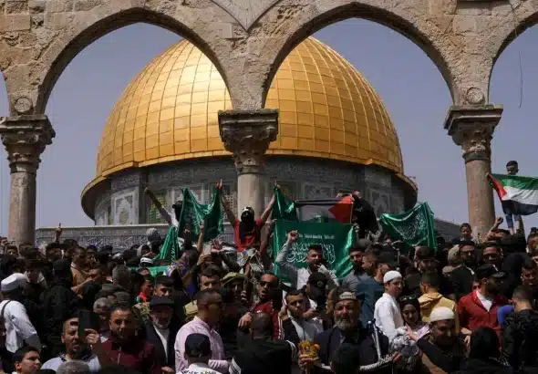 Palestinians hold the Palestinian national flag and the flag of Hamas during a protest at the Dome of Rock, Al-Aqsa Mosque compound in the Old City of Jerusalem, April 7, 2023. Photo: Mahmoud Illean/AP.
