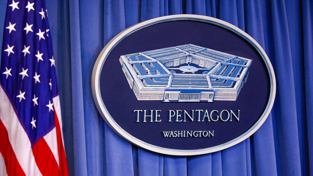 US flag next to a Pentagon emblem. Photo: Yasin Ozturk/Anadolu Agency/Gettyimages.ru.