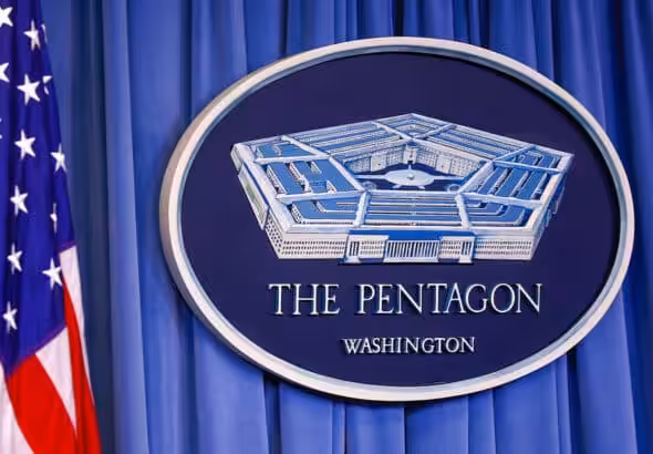 US flag next to a Pentagon emblem. Photo: Yasin Ozturk/Anadolu Agency/Gettyimages.ru.