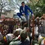 Former deputy Juan Guaidó tries to climb the fence to enter by  the compound of Venezuela's National Assembly in Caracas, January 5, 2020. Photo: Matias Delacroix/AP Images.