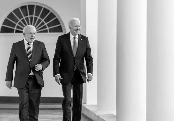 Brazilian President Luiz Inacio Lula da Silva (left) walking throughout the White House next to US President Joe Biden (right) on February 10, 2023. Photo: Adam Schultz/White House.