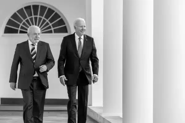 Brazilian President Luiz Inacio Lula da Silva (left) walking throughout the White House next to US President Joe Biden (right) on February 10, 2023. Photo: Adam Schultz/White House.