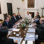 Colombian Foreign Affairs Minister Alvaro Leyva (right) talks with the Unitary Platform delegation in Bogota, next to him is Colombian President Gustavo Petro wearing a face mask while listening to him on Saturday, April 22, 2023. Photo: Twitter/@infopresidencia.