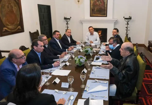 Colombian Foreign Affairs Minister Alvaro Leyva (right) talks with the Unitary Platform delegation in Bogota, next to him is Colombian President Gustavo Petro wearing a face mask while listening to him on Saturday, April 22, 2023. Photo: Twitter/@infopresidencia.