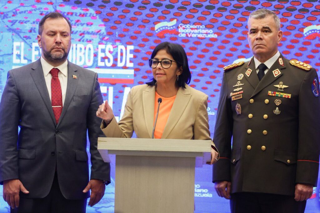 The vice president of Venezuela, Delcy Rodríguez (center), accompanied by Foreign Minister Yvan Gil (left) and Defense Minister Vladimir Padrino López (right), speaks about the ICJ ruling on the Essequibo dispute, April 6, 2023. Photo: Twitter/@TVFANB.