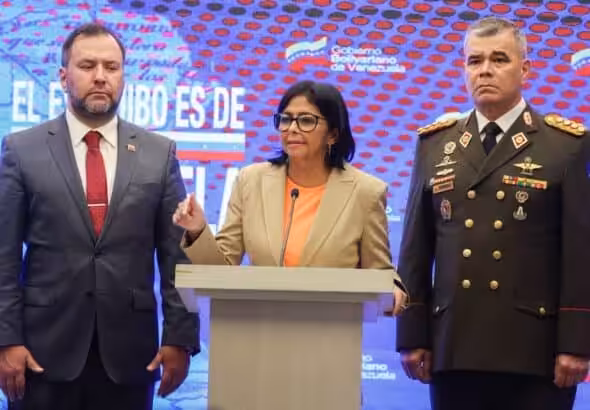 The vice president of Venezuela, Delcy Rodríguez (center), accompanied by Foreign Minister Yvan Gil (left) and Defense Minister Vladimir Padrino López (right), speaks about the ICJ ruling on the Essequibo dispute, April 6, 2023. Photo: Twitter/@TVFANB.