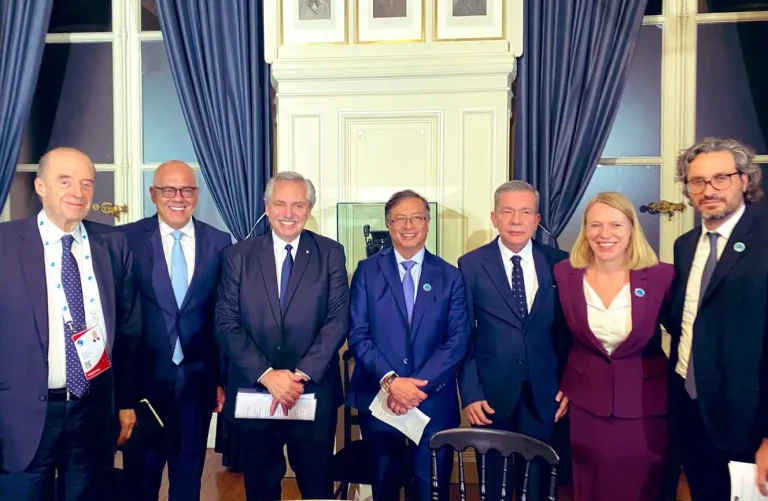 Colombian President Gustavo Petro (center), with Unitary Platform representative Gerardo Blyde to his left, Argentinian President Alberto Fernández to his right, and Venezuelan National Assembly President Jorge Rodríguez to the right of Fernández, after a meeting with French President Emmanuel Macron in Paris, November 2022. Photo: Twitter/@NadalDiplo/File photo.