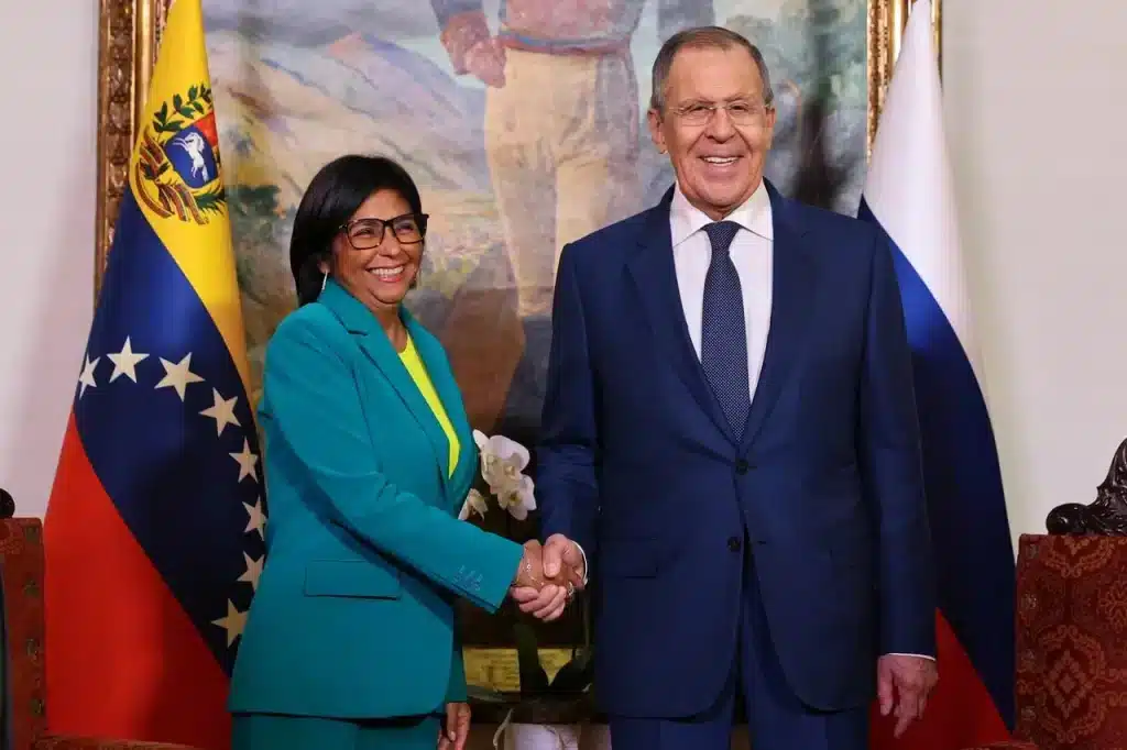 Venezuelan Vice President Delcy Rodríguez (left) and Russian Foreign Minister Sergey Lavrov shaking hands while laughing during a meeting in Caracas on Tuesday, APril 18, 2023. Photo: Twitter/@mfa_russia.