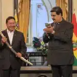 Bolivian President Luis Arce (left) holding a replica of the sword of Simón Bolívar (the Liberator), a gift from Venezuelan President Nicolás Maduro (right), during a bilateral agreements signing ceremony held in Miraflores Palace, Caracas, April 20, 2023. Photo: Twitter/@LuchoXBolivia.