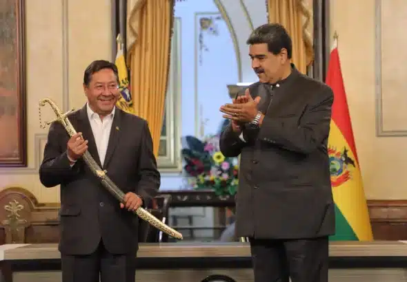 Bolivian President Luis Arce (left) holding a replica of the sword of Simón Bolívar (the Liberator), a gift from Venezuelan President Nicolás Maduro (right), during a bilateral agreements signing ceremony held in Miraflores Palace, Caracas, April 20, 2023. Photo: Twitter/@LuchoXBolivia.