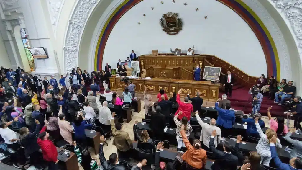 Venezuelan parliament voting for the approval of the Organic Law of Asset Forfeiture in its final discussion, this Thursday, April 27, 2023. Photo: Twitter/@IgnacioBuznegoE.