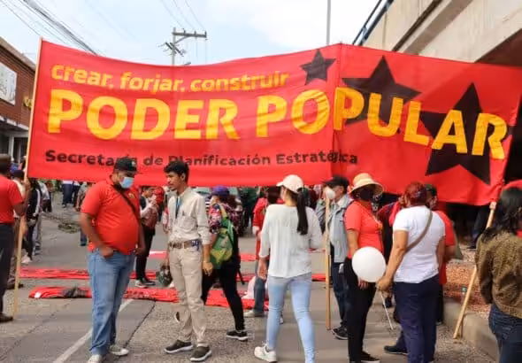 Honduran youth prepare for a march in support of sovereignty and President Xiomara Castro. Photo: Lo Que Somos.