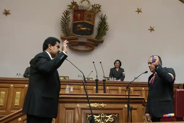 Nicolás Maduro (left) being sworn in as the interim president of Venezuela by then National Assembly President Diosdado Cabello, on March 9, 2013, after the passing of Hugo Chávez. Photo: AVN.