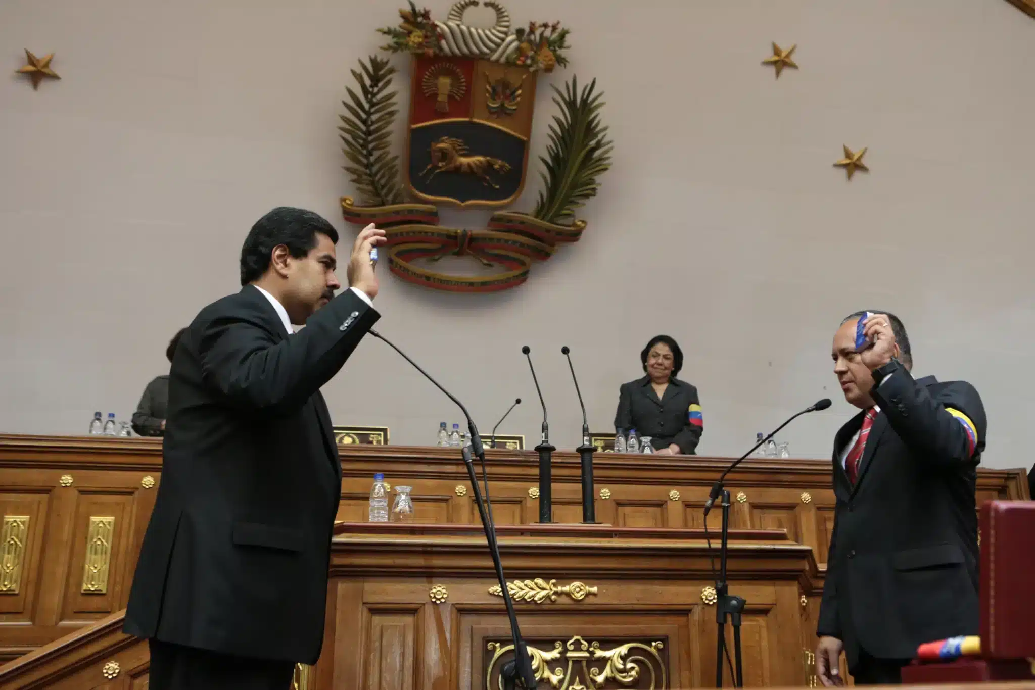 Nicolás Maduro (left) being sworn in as the interim president of Venezuela by then National Assembly President Diosdado Cabello, on March 9, 2013, after the passing of Hugo Chávez. Photo: AVN.