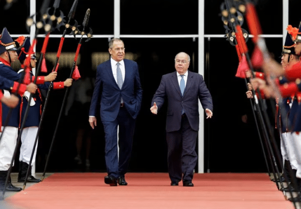 Russian Foreign Minister Sergey Lavrov (left) and Brazilian Foreign Minister Mauro Vieira (right) walking after a meeting in Brasilia, Brazil, April 17, 2023. Photo: Ueslei Marcelino/Reuters.