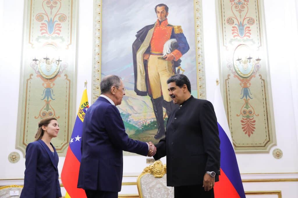 Russian Foreign Minister Sergey Lavrov (left) and Venezuelan President Nicolás Maduro (right) shake hands during their meeting in Miraflores Palace, Caracas, April 18, 2023. Photo: Twitter/@ActualidadRT.