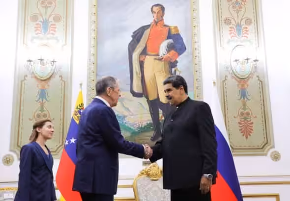 Russian Foreign Minister Sergey Lavrov (left) and Venezuelan President Nicolás Maduro (right) shake hands during their meeting in Miraflores Palace, Caracas, April 18, 2023. Photo: Twitter/@ActualidadRT.