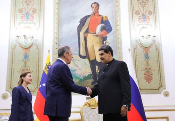 Russian Foreign Minister Sergey Lavrov (left) and Venezuelan President Nicolás Maduro (right) shake hands during their meeting in Miraflores Palace, Caracas, April 18, 2023. Photo: Twitter/@ActualidadRT.