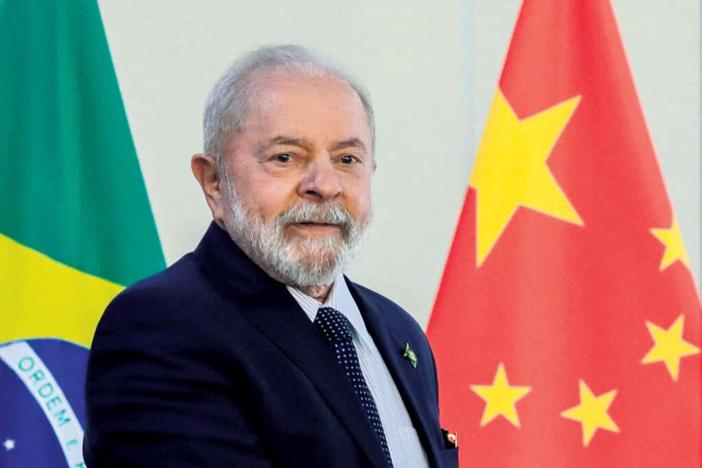 Brazilian President Luis Inácio Lula da Silva with the flags of Brazil and China behind him. Photo: Sergio Lima/AFP.