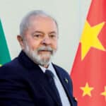Brazilian President Luis Inácio Lula da Silva with the flags of Brazil and China behind him. Photo: Sergio Lima/AFP.