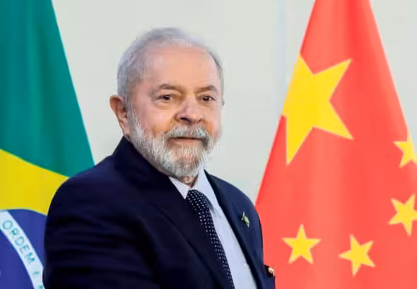 Brazilian President Luis Inácio Lula da Silva with the flags of Brazil and China behind him. Photo: Sergio Lima/AFP.