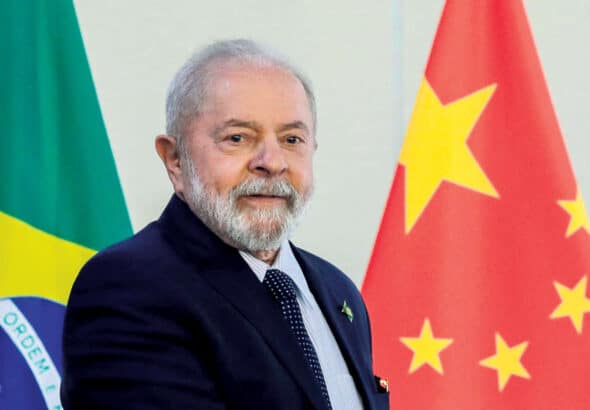 Brazilian President Luis Inácio Lula da Silva with the flags of Brazil and China behind him. Photo: Sergio Lima/AFP.