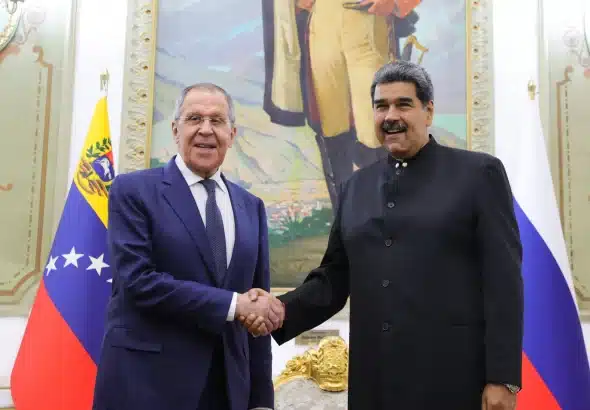 Venezuelan President Nicolás Maduro (right) shakes hands with Russian Minister for Foreign Affairs Sergey Lavrov (left) this Tuesday, April 18, 2023, at Miraflores Palace in Caracas. Photo: Presidential Press.