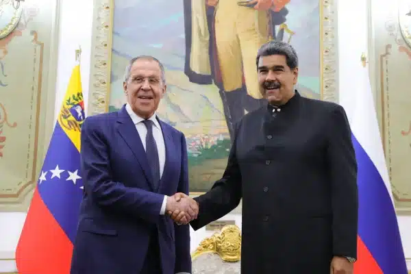 Venezuelan President Nicolás Maduro (right) shakes hands with Russian Minister for Foreign Affairs Sergey Lavrov (left) this Tuesday, April 18, 2023, at Miraflores Palace in Caracas. Photo: Presidential Press.