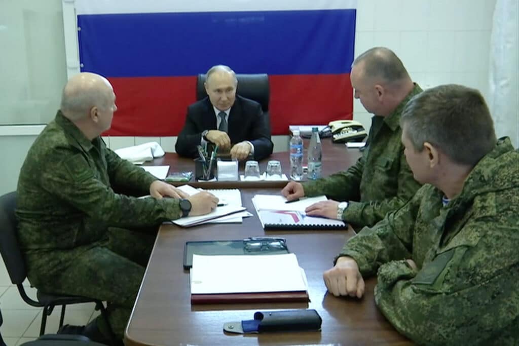 Russian President Vladimir Putin meets with commanders of Russian troops in Kherson region of Russia. Photo: Sputnik International.